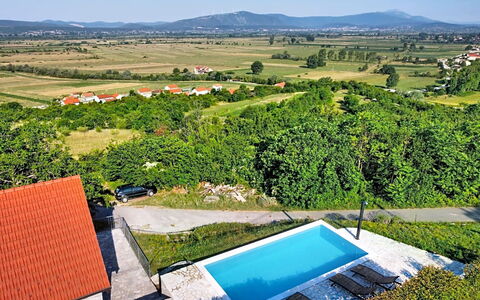Marija: Wohngebiet, Hügel, Haus, Zuhause, Resort, Gebirge, Eco Hotel, Bergstation, Estate, Villa