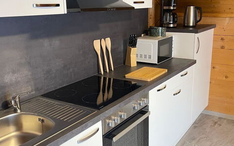 Allalinblick: Küche, Küchengerät, Countertop, Flooring, Holz, Major Appliance, Cabinetry, Spüle, Interior Design, Armatur