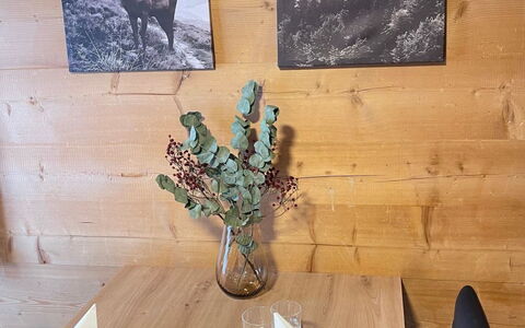 Allalinblick: Holz, Möbel, Tabelle, Flooring, Interior Design, Stuhl, Küche & Esszimmer Tisch, Esszimmer, Holzbeize, Restaurant