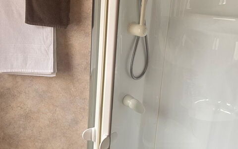 Allalinblick: Fussboden, Dusche, Duschtür, Badezimmer, Tür, Installation, Armatur, Duschkopf, Türschnalle, Fliese
