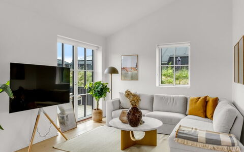 Thorlef - 500M from the Sea: Möbel, Flooring, Wohnzimmer, Couch, Interior Design, Fussboden, Tabelle, Holzboden, Kaffetisch