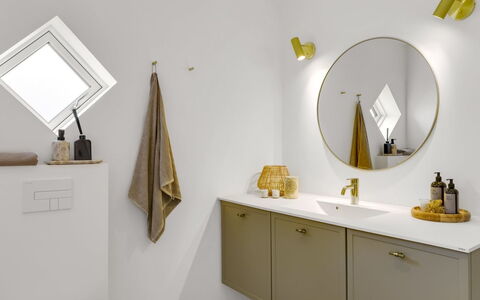 Thorlef - 500M from the Sea: Spiegel, Armatur, Interior Design, Badezimmerschrank, Badezimmer, Installation, Light Fixture, Zapfhahn, Sinken, Cabinetry