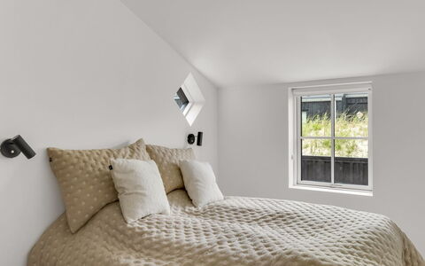 Thorlef - 500M from the Sea: Schlafzimmer, Bett, Wand, Interior Design, Bedding, Decke, Bettdecke, Linens, Möbel, Fussboden