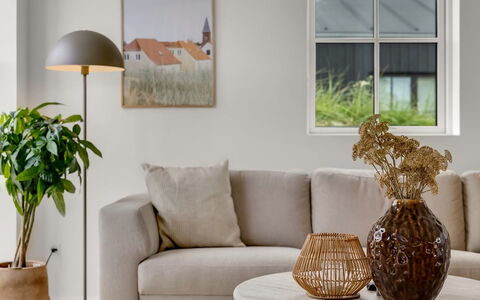 Thorlef - 500M from the Sea: Möbel, Flooring, Interior Design, Holz, Fussboden, Wohnzimmer, Blumentopf, Tabelle, Zimmer, Braun