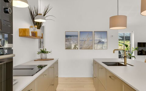 Thorlef - 500M from the Sea: Küche, Countertop, Flooring, Interior Design, Möbel, Holz, Cabinetry, Fussboden, Küchengerät, Decke