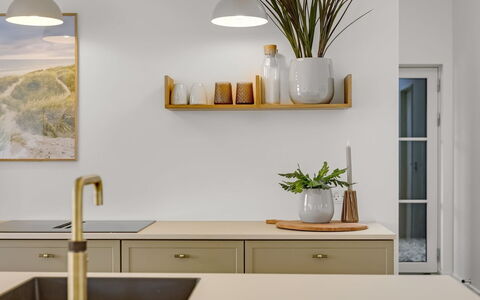 Thorlef - 500M from the Sea: Küche, Interior Design, Geschirr, Countertop, Möbel, Light Fixture, Beleuchtung, Blumentopf, Cabinetry, Zimmerpflanze