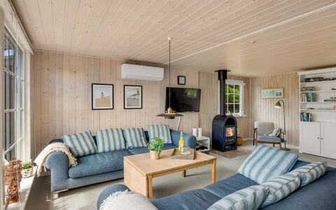Isabel - 650M from the Sea: Möbel, Interior Design, Couch, Flooring, Holz, Decke, Fussboden, Wohnzimmer, Zimmer, Zuhause