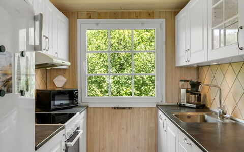 Isabel - 650M from the Sea: Küche, Countertop, Küchengerät, Holz, Interior Design, Flooring, Armatur, Major Appliance, Cabinetry, Spüle