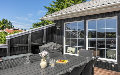 Isabel - 650M from the Sea: Holz, Tür, Zuhause, Veranda, Dach, Gartenmöbel, Deck, Abstellgleis, Terrasse, Hütte