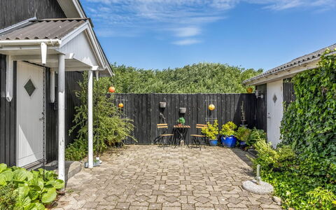 Isabel - 650M from the Sea: Strauch, Garten, Zuhause, Hinterhof, Ground, Tür, Schatten, Landscaping, Garten, Walkway
