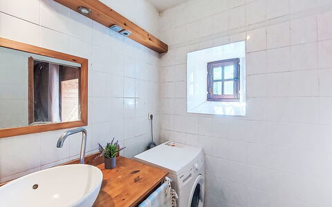 Le Bourg Tressé: Flooring, Wand, Fussboden, Armatur, Interior Design, Holz, Decke, Badezimmer, Zimmer, Zapfhahn