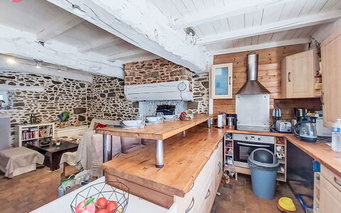 Le Bourg Tressé: Küche, Möbel, Countertop, Major Appliance, Zuhause, Herd, Küchengerät, Decke, Cabinetry, Stuhl