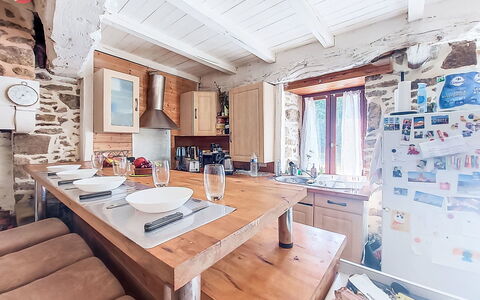 Le Bourg Tressé: Holz, Möbel, Interior Design, Küche, Decke, Küche & Esszimmer Tisch, Zimmer, Stuhl, Countertop, Holzbeize
