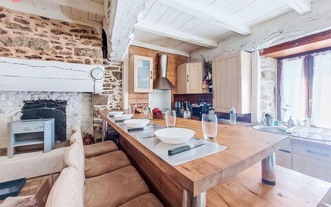 Le Bourg Tressé: Möbel, Holz, Interior Design, Küche, Flooring, Zuhause, Decke, Zimmer, Fussboden, Countertop