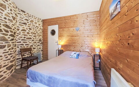 Le Bourg Tressé: Holz, Möbel, Interior Design, Fussboden, Flooring, Decke, Zuhause, Schlafzimmer, Bett, Linens