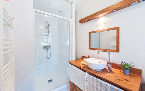 Le Bourg Tressé: Flooring, Interior Design, Armatur, Fussboden, Badezimmer, Holz, Badezimmerschrank, Zapfhahn, Decke, Zimmer