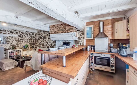 Le Bourg Tressé: Küche, Möbel, Holz, Countertop, Flooring, Interior Design, Major Appliance, Cabinetry, Fussboden, Decke