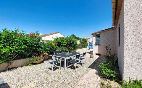L Escapade Orangeoise: Haus, Zuhause, Blumentopf, Dach, Wohngebiet, Tür, Verbundwerkstoff, Flagstone, Zimmerpflanze