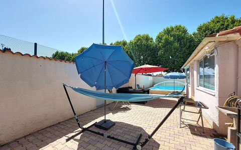 L Escapade Orangeoise: Möbel, Gartenmöbel, Schatten, Stuhl, Regenschirm, Tisch Im Freien, Sonnenliege, Zimmerpflanze, Markise