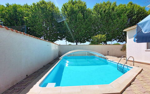 L Escapade Orangeoise: Blau, Schwimmbad, Wohngebiet, Verbundwerkstoff, Resort, Schatten, Eco Hotel, Gartenmöbel, Design, Hotel