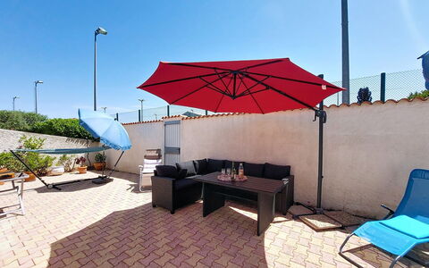 L Escapade Orangeoise: Möbel, Gartenmöbel, Regenschirm, Stuhl, Tisch Im Freien, Schatten, Schwimmbad, Resort, Terrasse, Blumentopf