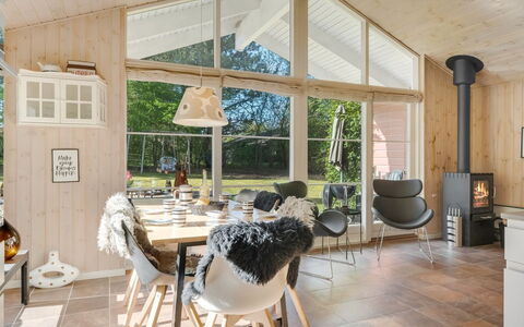 Marjanna - 700M to the Fjord: Holz, Decke, Interior Design, Zuhause, Hütte, Light Fixture, Wohnzimmer, Hartholz, Stuhl, Strahl