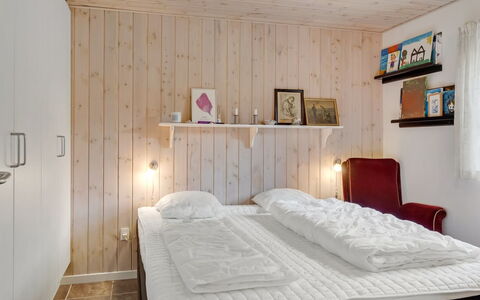 Marjanna - 700M to the Fjord: Bett, Möbel, Schlafzimmer, Interior Design, Wand, Bedding, Bettdecke, Fussboden, Holz, Flooring