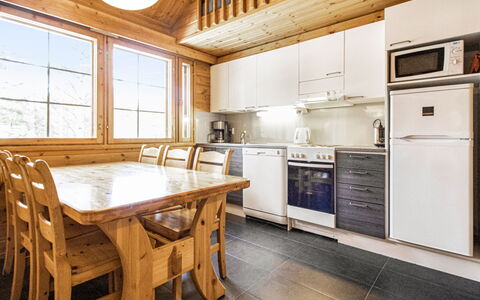 Naavarinne: Holz, Decke, Küche, Interior Design, Zuhause, Fussboden, Countertop, Zimmer, Cabinetry, Hütte