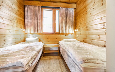 Naavarinne: Holz, Fussboden, Schlafzimmer, Flooring, Bett, Decke, Holzbeize, Bettdecke, Bedding, Hartholz