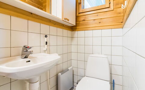Naavarinne: Holz, Flooring, Armatur, Fussboden, Badezimmer, Bad Sink, Interior Design, Sinken, Installation, Toilette