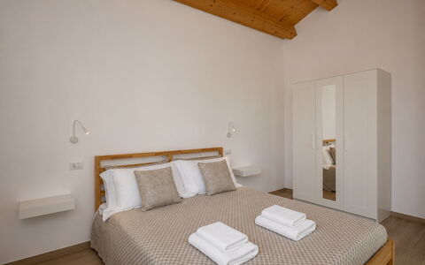 Villa Blue: Interior Design, Flooring, Möbel, Bett, Fussboden, Holz, Schlafzimmer, Decke, Zimmer, Bedding