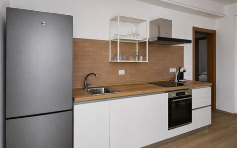 Villa Blue: Küche, Flooring, Cabinetry, Countertop, Küchengerät, Möbel, Interior Design, Major Appliance, Holz, Fussboden