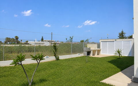 Villa Blue: Grundstueck, Garten, Schatten, Landscaping, Rasen, Walkway, Garten, Kunstrasen