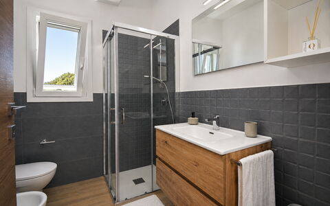Villa Blue: Armatur, Bad Sink, Sinken, Flooring, Badezimmer, Fussboden, Badezimmerschrank, Zapfhahn, Interior Design, Installation