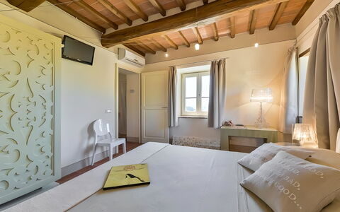 Villa Larino: Wand, Interior Design, Schlafzimmer, Bett, Flooring, Fussboden, Decke, Möbel, Zimmer, Beleuchtung