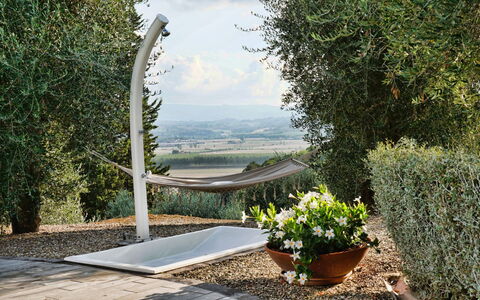 Villa Larino: Garten, Schatten, Landscaping, Natürliches Material, Gartenmöbel, Hinterhof, Blumentopf, Immergrün