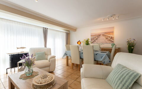 Centrally Located Sea You Again: Möbel, Interior Design, Flooring, Couch, Fussboden, Holz, Decke, Wohnzimmer, Zimmer, Tabelle