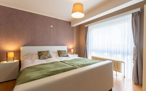Centrally Located Sea You Again: Bett, Möbel, Interior Design, Schlafzimmer, Wand, Fussboden, Flooring, Zimmer, Decke, Holz