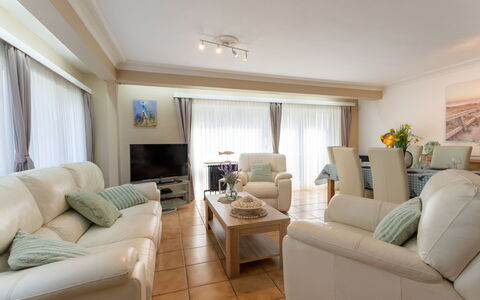 Centrally Located Sea You Again: Möbel, Interior Design, Couch, Flooring, Fussboden, Wohnzimmer, Decke, Zimmer, Tabelle, Holz