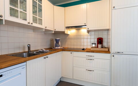 Centrally Located Sea You Again: Cabinetry, Küche, Küchengerät, Countertop, Major Appliance, Interior Design, Holz, Flooring, Schrank, Spüle