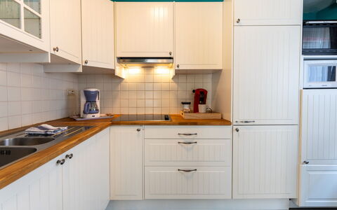 Centrally Located Sea You Again: Küche, Cabinetry, Küchengerät, Major Appliance, Countertop, Holz, Interior Design, Spüle, Flooring, Schrank