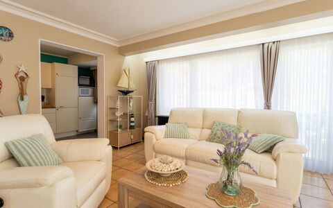 Centrally Located Sea You Again: Möbel, Interior Design, Couch, Flooring, Fussboden, Zimmer, Decke, Wohnzimmer, Holz, Zuhause