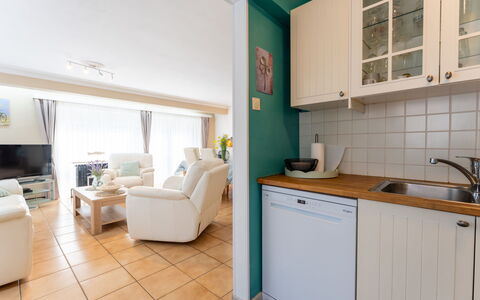 Centrally Located Sea You Again: Möbel, Interior Design, Flooring, Fussboden, Holz, Decke, Cabinetry, Küche, Zimmer, Countertop