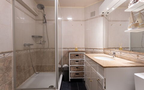 Centrally Located Sea You Again: Badezimmer, Armatur, Interior Design, Sinken, Flooring, Bad Sink, Fussboden, Badezimmerschrank, Zapfhahn, Cabinetry