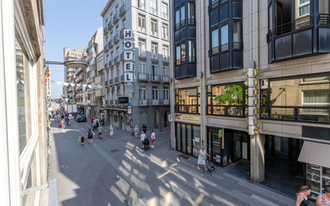 Centrally Located Sea You Again: Daytime, Gebäude, Fenster, Stadtgebiet, Stadt, \Stadt, Metropolitan Area, Nachbarschaft, Wohnung, Strasse