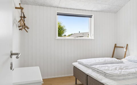 Pia - 350M from the Sea: Wand, Holz, Decke, Fussboden, Flooring, Schlafzimmer, Bedding, Bettdecke, Bett, Holzbeize