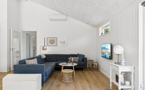 Pia - 350M from the Sea: Flooring, Holz, Interior Design, Couch, Möbel, Fussboden, Decke, Wohnzimmer, Holzboden, Zuhause