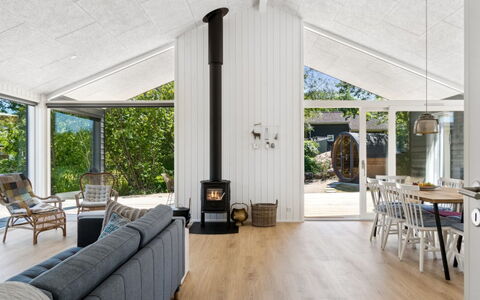 Pia - 350M from the Sea: Holz, Flooring, Decke, Fussboden, Interior Design, Zuhause, Holzboden, Wohnzimmer, Hartholz, Stuhl