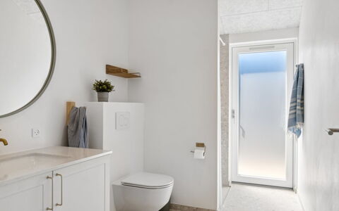 Pia - 350M from the Sea: Wand, Armatur, Flooring, Badezimmer, Fussboden, Interior Design, Spiegel, Installation, Sinken, Zapfhahn
