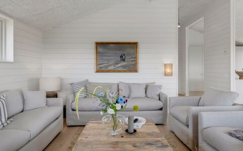 Pia - 350M from the Sea: Flooring, Möbel, Couch, Interior Design, Fussboden, Wohnzimmer, Decke, Holzboden, Dekokissen